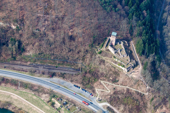 Ruine und Mauerreste der ehemaligen Burganlage und Feste Hinterburg in Neckarsteinach im Bundesland Hessen, Deutschland