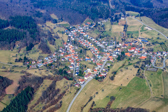 Dorfansicht im Odenwald von Süden im Ortsteil Darsberg in Neckarsteinach im Bundesland Hessen, Deutschland