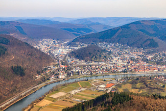 Stadtansich am Neckarufer von Südwesten in Eberbach im Bundesland Baden-Württemberg, Deutschland