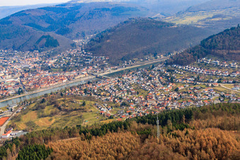 Stadtansich am Neckarufer von Südwesten im Ortsteil Neckarwimmersbach in Eberbach im Bundesland Baden-Württemberg, Deutschland