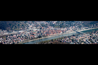 Panorama Perspektive des Ortskern am Uferbereich des Neckar - Flußverlaufes in Eberbach im Bundesland Baden-Württemberg, Deutschland