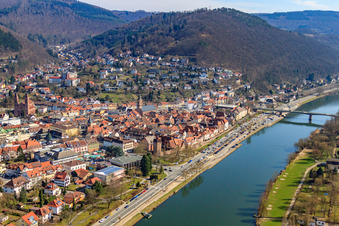 Altstadt am Neckarufer von Westen in Eberbach im Bundesland Baden-Württemberg, Deutschland