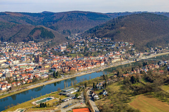 Schrägluftbild von Altstadt am Neckarufer von Westen in Eberbach im Bundesland Baden-Württemberg, Deutschland