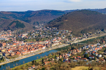 Altstadt am Neckarufer von Westen in Eberbach im Bundesland Baden-Württemberg, Deutschland von oben