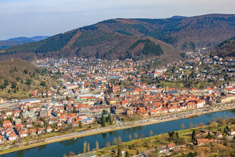 Altstadt am Neckarufer von Westen in Eberbach im Bundesland Baden-Württemberg, Deutschland aus der Luft