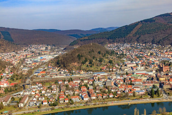 Altstadt am Neckarufer von Westen in Eberbach im Bundesland Baden-Württemberg, Deutschland von oben gesehen