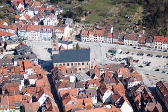 Kirchengebäude der Kirche Eberbach im Altstadt- Zentrum der Innenstadt in Eberbach im Bundesland Baden-Württemberg, Deutschland