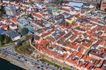 Historische Stadtmauer am Fischerbrunnen und Spielplatz am Pulverturm in Eberbach im Bundesland Baden-Württemberg, Deutschland