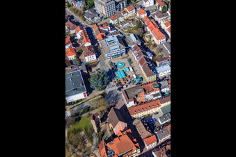 Stadtverwaltung Eberbach am Leopoldsplatz mit Wappenbrunnen im Bundesland Baden-Württemberg, Deutschland