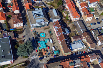Stadtverwaltung Eberbach am Leopoldsplatz mit Wappenbrunnen und Markständen im Bundesland Baden-Württemberg, Deutschland