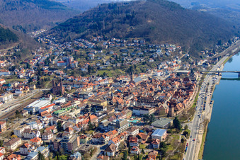 Altstadt am Neckarufer mit Uferstraße von Nordwesten in Eberbach im Bundesland Baden-Württemberg, Deutschland