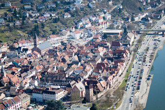 Luftaufnahme von Ortskern am Uferbereich des Neckar - Flußverlaufes in Eberbach im Bundesland Baden-Württemberg, Deutschland