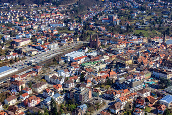 Altstadt am Bahnof mit Kirche St. Johannes Nepomuk von Nordwesten in Eberbach im Bundesland Baden-Württemberg, Deutschland
