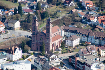 Luftbild von Kirchengebäude von es Nepomuk im Altstadt- Zentrum der Innenstadt in Eberbach im Bundesland Baden-Württemberg, Deutschland