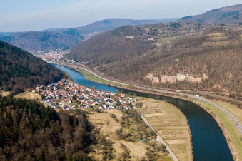 Dorfkern an den Fluß- Uferbereichen des Neckar im Ortsteil Rockenau in Eberbach im Bundesland Baden-Württemberg, Deutschland