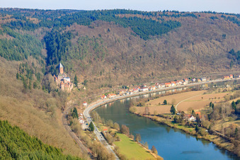 Schloss Zwingenberg über dem Neckar von Westen im Bundesland Baden-Württemberg, Deutschland