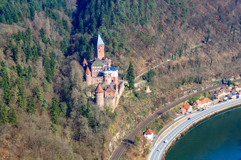 Luftbild von Schloss Zwingenberg über dem Neckar von Westen im Bundesland Baden-Württemberg, Deutschland
