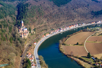 Luftaufnahme von Schloss Zwingenberg über dem Neckar von Westen im Bundesland Baden-Württemberg, Deutschland