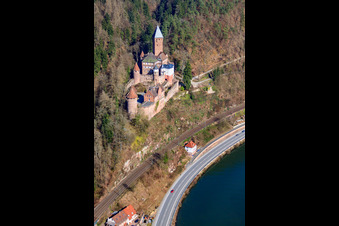 Schrägluftbild von Schloss Zwingenberg über dem Neckar von Westen im Bundesland Baden-Württemberg, Deutschland