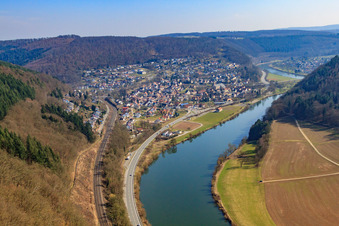 Ortsansicht am Neckarufer aus Nordwesten in Neckargerach im Bundesland Baden-Württemberg, Deutschland