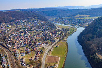 Luftbild von Ortsansicht am Neckarufer aus Nordwesten in Neckargerach im Bundesland Baden-Württemberg, Deutschland
