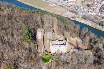 Luftbild von Ruine und Mauerreste der ehemaligen Burganlage und Feste Minneburg über dem Neckar im Ortsteil Neckarkatzenbach in Neunkirchen im Bundesland Baden-Württemberg, Deutschland
