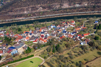 Dorf am Neckar von Süden im Ortsteil Guttenbach in Neckargerach im Bundesland Baden-Württemberg, Deutschland
