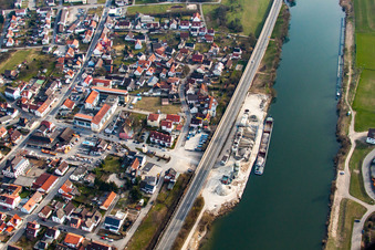 Dorfkern an den Fluß- Uferbereichen des Neckar im Ortsteil Neckarelz in Mosbach im Bundesland Baden-Württemberg, Deutschland