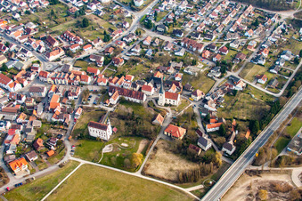 Schrägluftbild von Kirchengebäude der Kapelle Tempelhaus Neckarelz im Ortsteil Neckarelz in Mosbach im Bundesland Baden-Württemberg, Deutschland