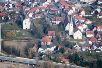 Kirchengebäude der Kapelle Tempelhaus Neckarelz im Ortsteil Neckarelz in Mosbach im Bundesland Baden-Württemberg, Deutschland von oben