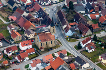 Kirchenturm und Turm- Dach am Kirchengebäude der der Evangelisches Pfarrei in Eppingen-Richen im Bundesland Baden-Württemberg, Deutschland