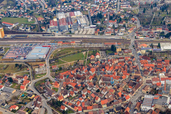 Asltstadtansicht und Weiherpark von Norden in Eppingen im Bundesland Baden-Württemberg, Deutschland