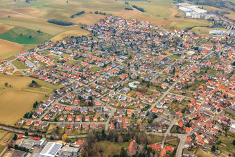 Stadtansicht im Kraichgau von Osten in Sulzfeld im Bundesland Baden-Württemberg, Deutschland