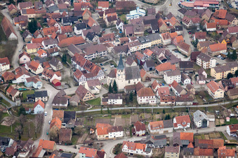 Kirchengebäude im Dorfkern in Sulzfeld im Bundesland Baden-Württemberg, Deutschland