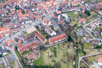 Gebäude des Rathauses der Stadtverwaltung und Hexenturm in Oberderdingen im Bundesland Baden-Württemberg, Deutschland