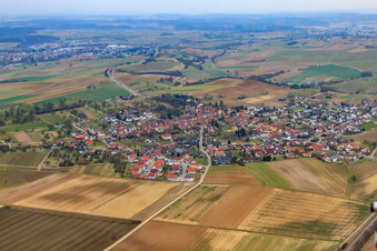 Dorfansicht im Kraichgau aus Nordosten im Ortsteil Großvillars in Oberderdingen im Bundesland Baden-Württemberg, Deutschland