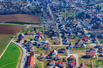 Am Höhenweg in Kandel im Bundesland Rheinland-Pfalz, Deutschland von einer Drohne aus