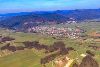 Winzerort am Haardtrand unter der Ruine Landeck von Südosten in Klingenmünster im Bundesland Rheinland-Pfalz, Deutschland