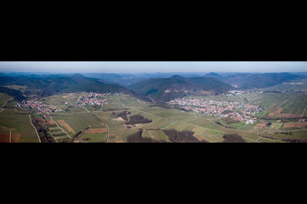Panorama von Weinberg und Berglandschaft am Haardtrand des Pfälzerwaldes in Klingenmünster im Bundesland Rheinland-Pfalz, Deutschland