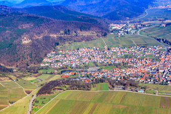 Luftbild von Winzerort am Haardtrand unter der Ruine Landeck von Südosten in Klingenmünster im Bundesland Rheinland-Pfalz, Deutschland