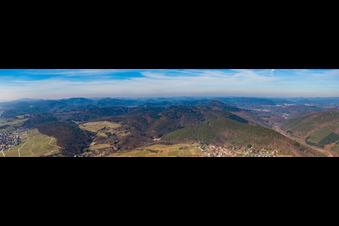 Panorama vom Ortsbereich und der Umgebung in Gleiszellen-Gleishorbach am Haardtrand im Bundesland Rheinland-Pfalz, Deutschland
