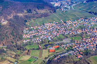 Luftaufnahme von Winzerort am Haardtrand unter der Ruine Landeck von Südosten in Klingenmünster im Bundesland Rheinland-Pfalz, Deutschland