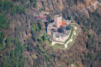 Luftbild von Ruine und Mauerreste der ehemaligen Burganlage und Feste Burg Landeck in Klingenmünster im Bundesland Rheinland-Pfalz, Deutschland