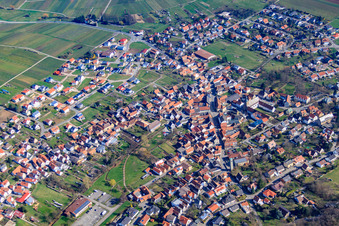 Pfälzer Weinstrasse (B48) führt durch den Weinort in Klingenmünster im Bundesland Rheinland-Pfalz, Deutschland