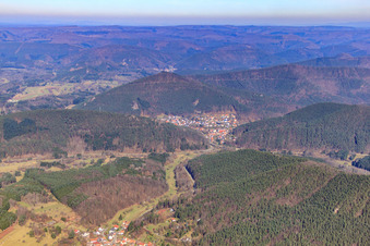 Dimbachtal vor Dorf im Pfälzerwald aus Süden in Schwanheim im Bundesland Rheinland-Pfalz, Deutschland