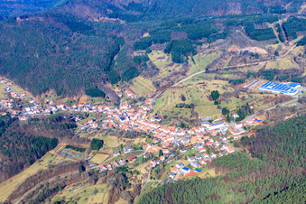 Dimbachtal vor Dorf im Pfälzerwald aus Osten in Schwanheim im Bundesland Rheinland-Pfalz, Deutschland