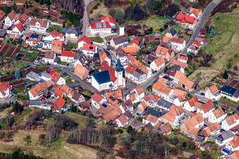 Kirchengebäude im Dorfkern in Schwanheim im Bundesland Rheinland-Pfalz, Deutschland
