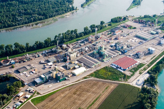 Lauterbourg, Chemieanlagen am Rhein im Bundesland Bas-Rhin, Frankreich