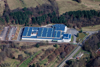 Gebäude und Produktionshallen auf dem Werksgelände Lugina Schuhfabrik GmbH in Schwanheim im Bundesland Rheinland-Pfalz, Deutschland