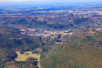 Stadt im Pfälzerwald aus Osten in Lemberg im Bundesland Rheinland-Pfalz, Deutschland